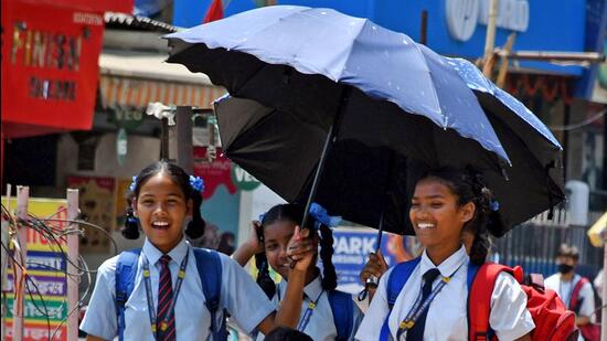 Students-use-umbrellas-to-protect-themselves-from-_1681968576198