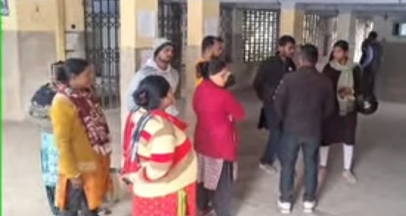 सरकारी अस्पताल में लापरवाही का आरोप, गर्भ में शिशु की मौत के बाद परिजनों का हंगामा
