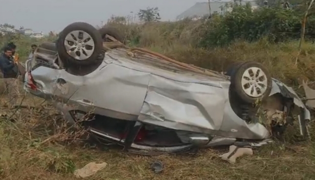 पश्चिम मेदिनीपुर: अनियंत्रित होकर नेशनल हाईवे से ‘उड़ते हुए’ पेड़ से टकराई कार, तीन लोग गंभीर रूप से घायल